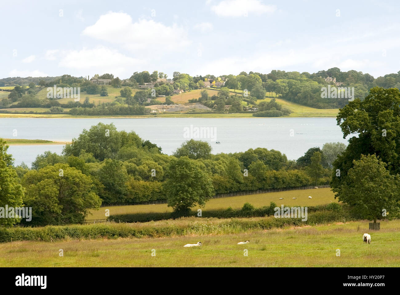 Rutland Water is Anglian Water's drinking water reservoir in the county of Rutland, England, just east of the county town Oakham.   Das Rutland Water  Stock Photo