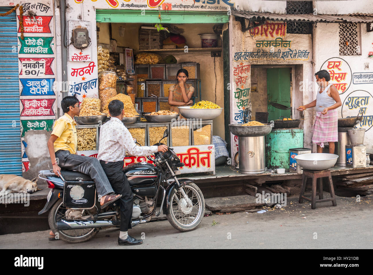 A motorbike pulls up outside a Chaat stall selling fried savoury Indian snacks, Udaipur Stock Photo