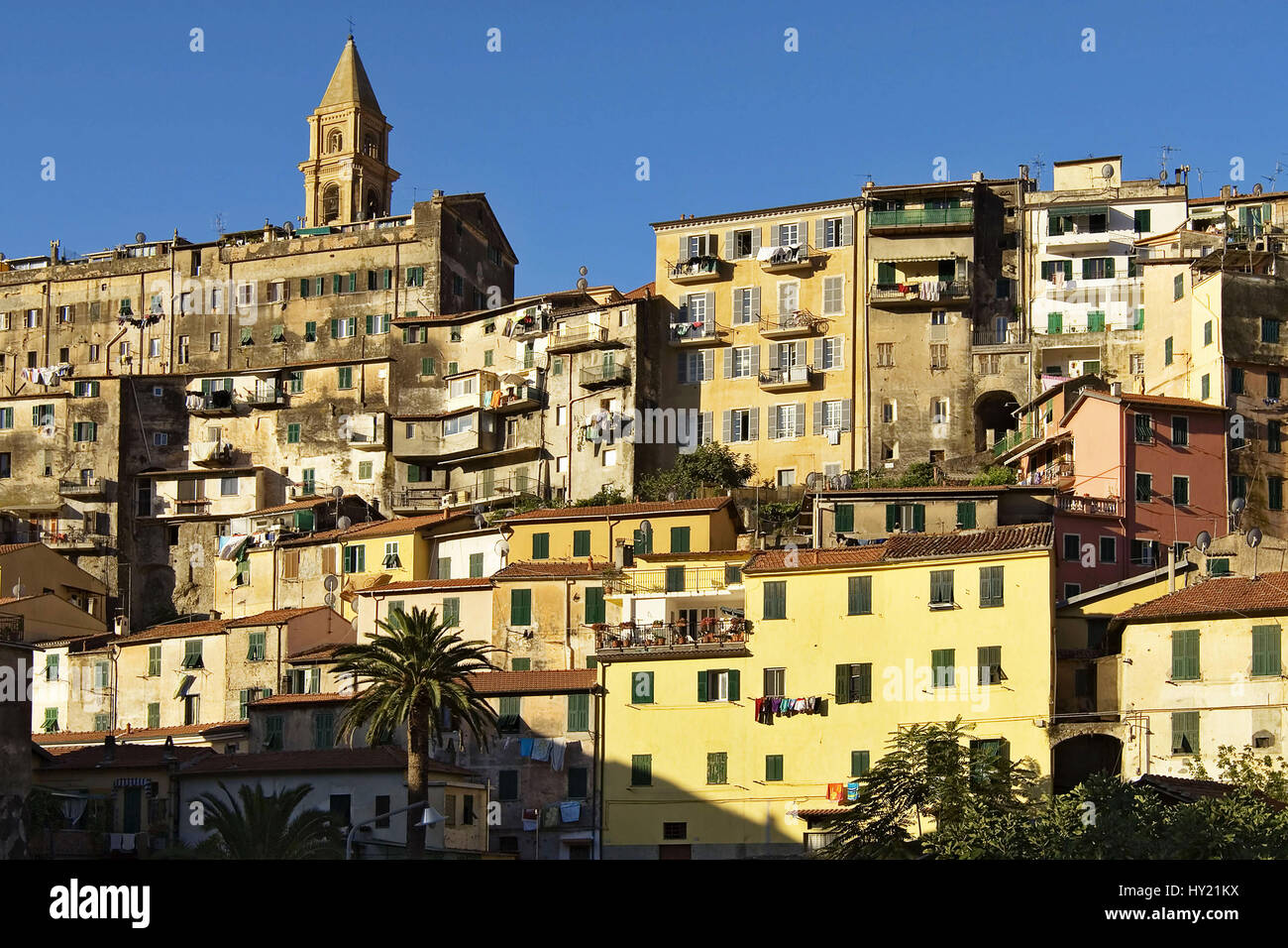Die Altstadt von Ventimiglia in Ligurien, Italien. Der mittelalterliche Ort erhebt sich Ã¼ber dem Fluss Roia auf einem HÃ¼gel, auf dem Reste der alten Stock Photo