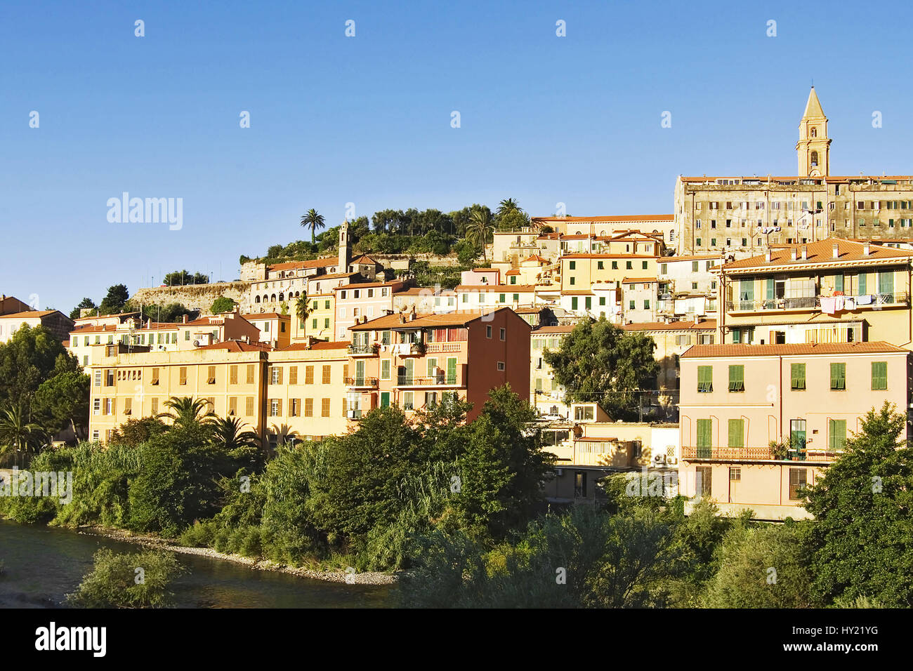 Die Altstadt von Ventimiglia in Ligurien, Italien. Der mittelalterliche Ort erhebt sich Ã¼ber dem Fluss Roia auf einem HÃ¼gel, auf dem Reste der alten Stock Photo