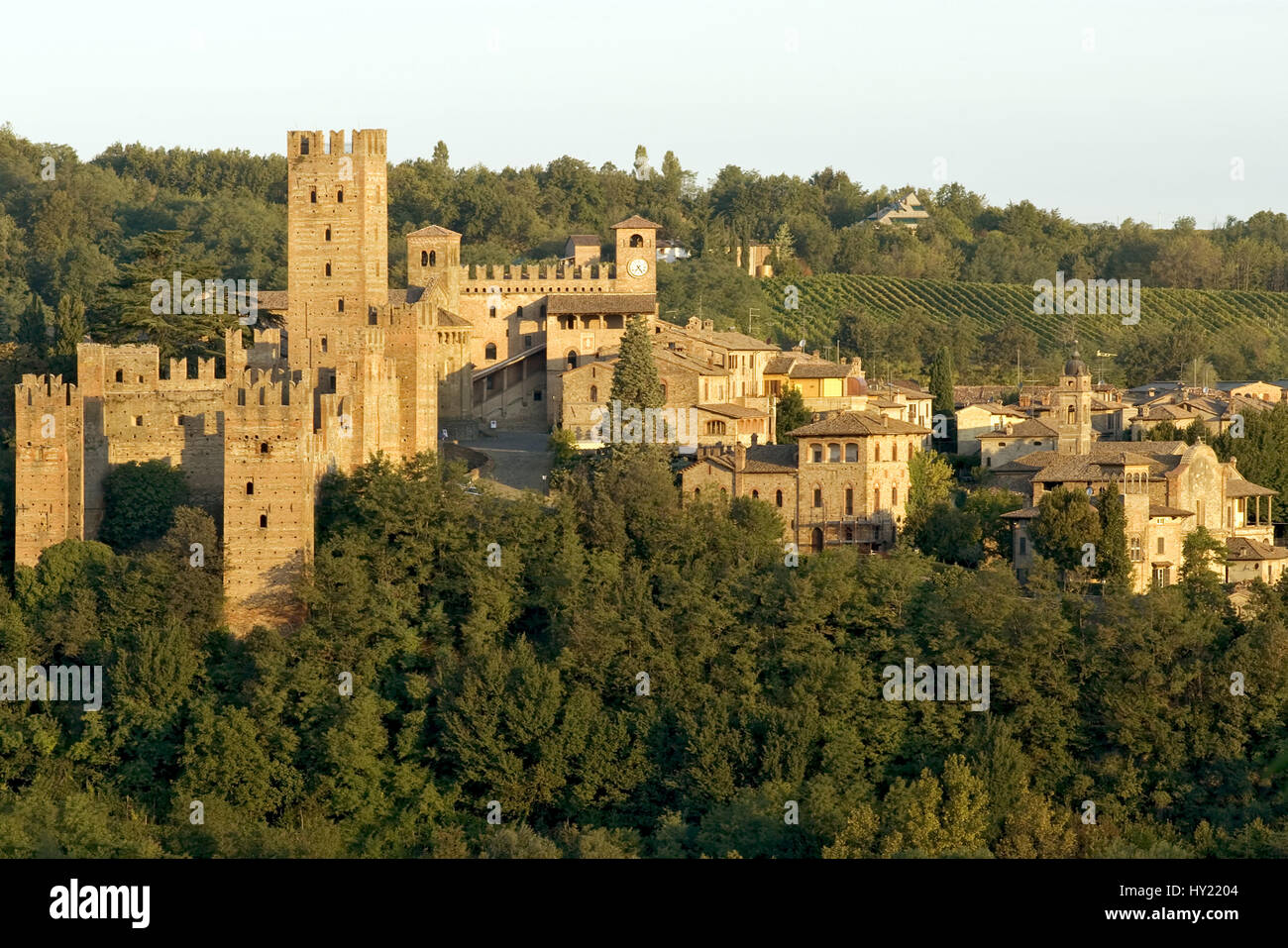 Rocca Viscontea Visconti Castle Of Castell Arquato In Emilia Romagna Italien Founded Over Pre Existing Edifice It Was The Seat Of The Visconti Ga Stock Photo Alamy Rocca Viscontea Visconti Castle Of Castell Arquato In Emilia Romagna Italien Founded Over Pre Existing Edifice It Was The Seat Of The Visconti Ga Stock Photo Alamy