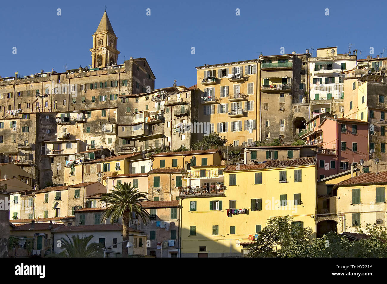 Die Altstadt von Ventimiglia in Ligurien, Italien. Der mittelalterliche Ort erhebt sich Ã¼ber dem Fluss Roia auf einem Huegel, auf dem Reste der alten Stock Photo