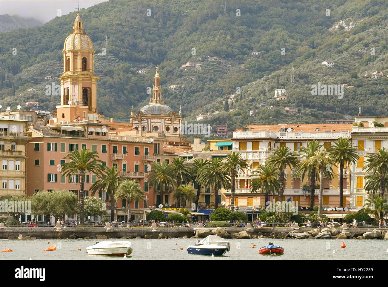 Blick auf die Altstadt von Rapallo an der ligurischen Kueste ...