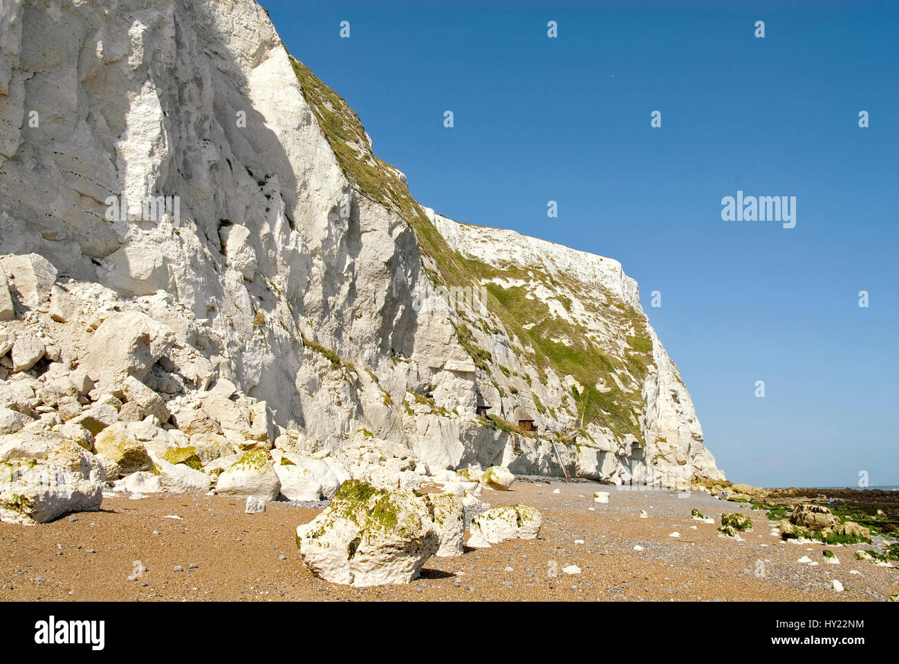 View over the beach the White Cliffs Nature Resort at Dover, South East England.  Die Kreidefelsen von Dover. WeiÃŸ leuchtend kÃ¼ndigen die Kreidefels Stock Photo