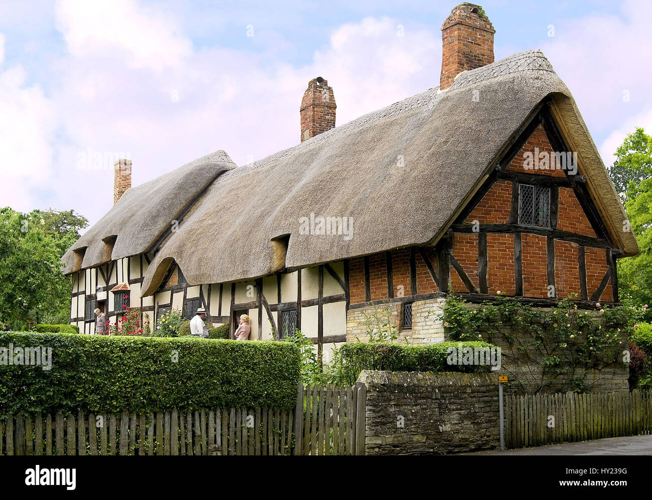 Das Anne Hathaway Cottage in Stratford upon Avon. In dem idyllisch gelegenen Landhaus machte Shakespeare seiner Frau Anne Hathaway den Heiratsantrag. Stock Photo