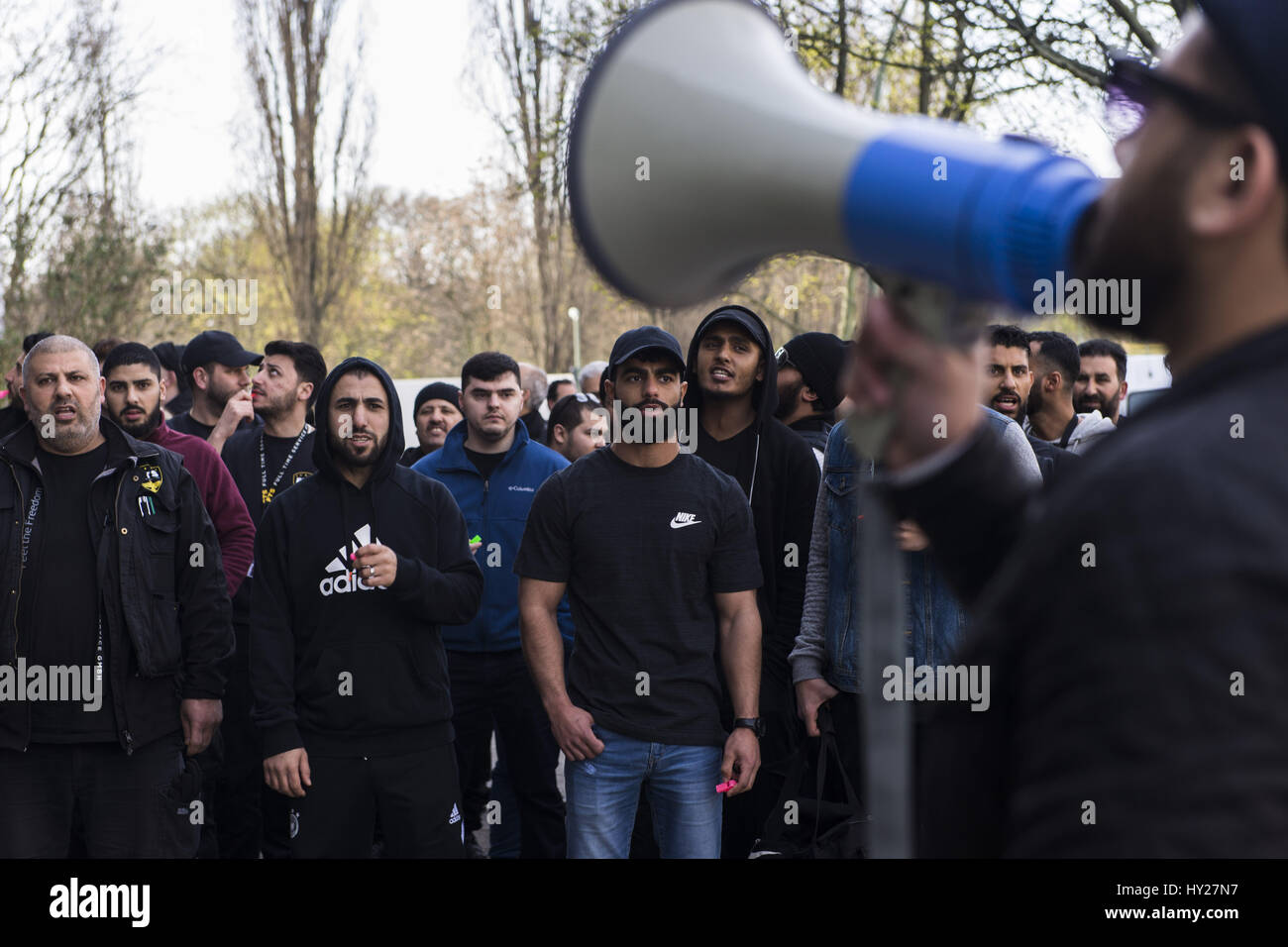 Berlin, Berlin, Germany. 31st Mar, 2017. Employees of the security company Fulltime Service GmbH demonstrate in front of the Landesamt fÃ¼r FlÃ¼chtlingsangelegenheiten (LAF) for the payment of wage arrears from 3 months. The employees are, among others objects, responsible for security in refugee accommodation in Berlin. [German: BeschÃ¤ftigte des Sicherheitsunternehmens Full Time Service GmbH demonstrieren vor dem Landesamt fÃ¼r FlÃ¼chtlingsangelegenheiten (LAF) fÃ¼r die Auszahlung von LohnrÃ¼ckstÃ¤nden aus 3 Monaten. Die BeschÃ¤ftigten sind fÃ¼r die Sicherheit unter anderem an Berliner FlÃ Stock Photo