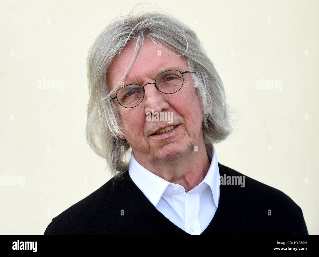 Hanover, Germany. 31st Mar, 2017. Austrian cartoonist Gerhard Haderer at a press conference in the Wilhelm Busch Caricature Museum in Hanover, Germany, 31 March 2017. The museum is hosting an exhibition called 'Think Big!' showcasing Haderer's work between the 01.04.17 and the 09.07.17. Photo: Holger Hollemann/dpa/Alamy Live News Stock Photo