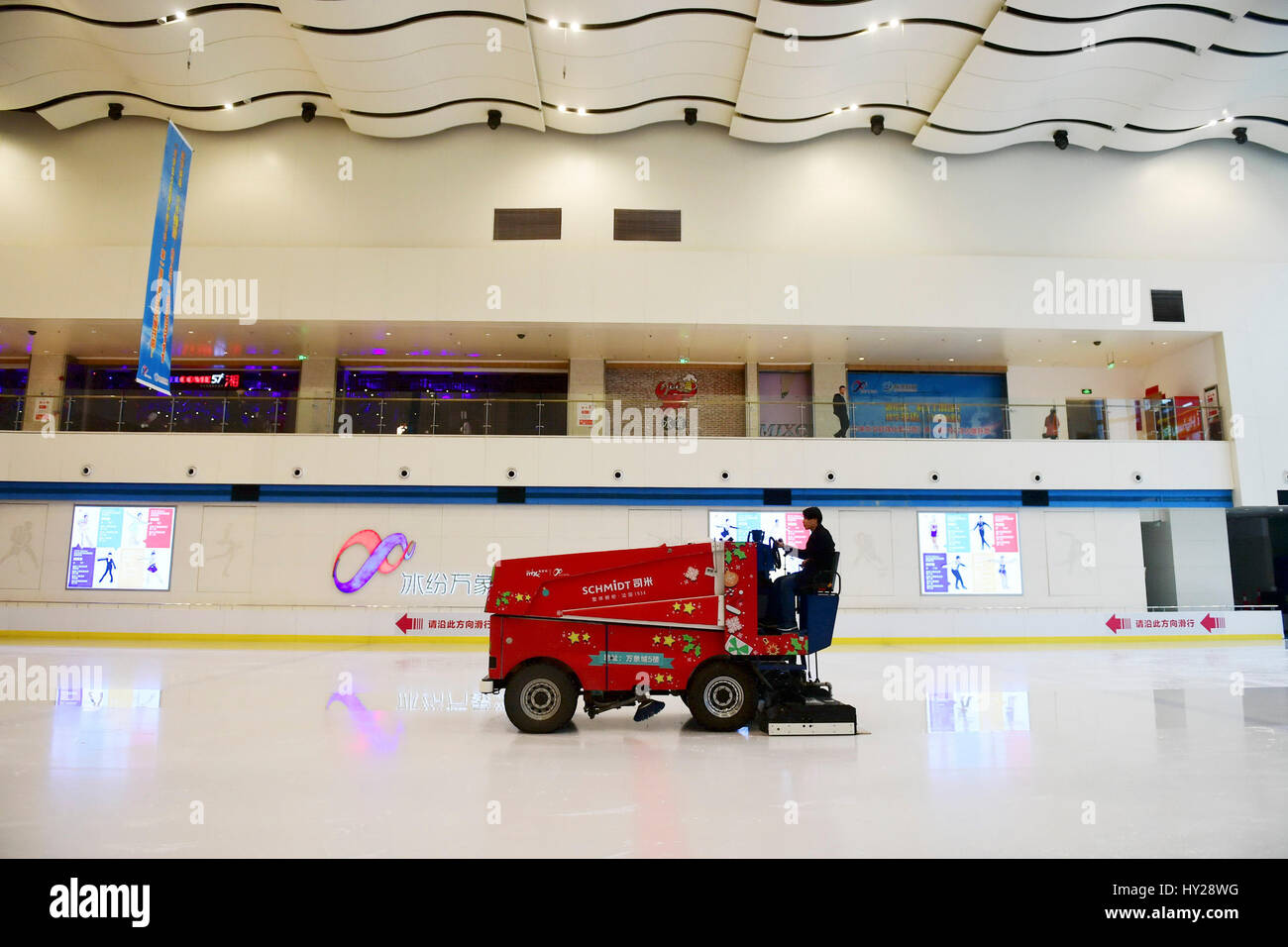 (170331) -- NANCHANG, March 31, 2017 (Xinhua) -- A staff drives an ice ...