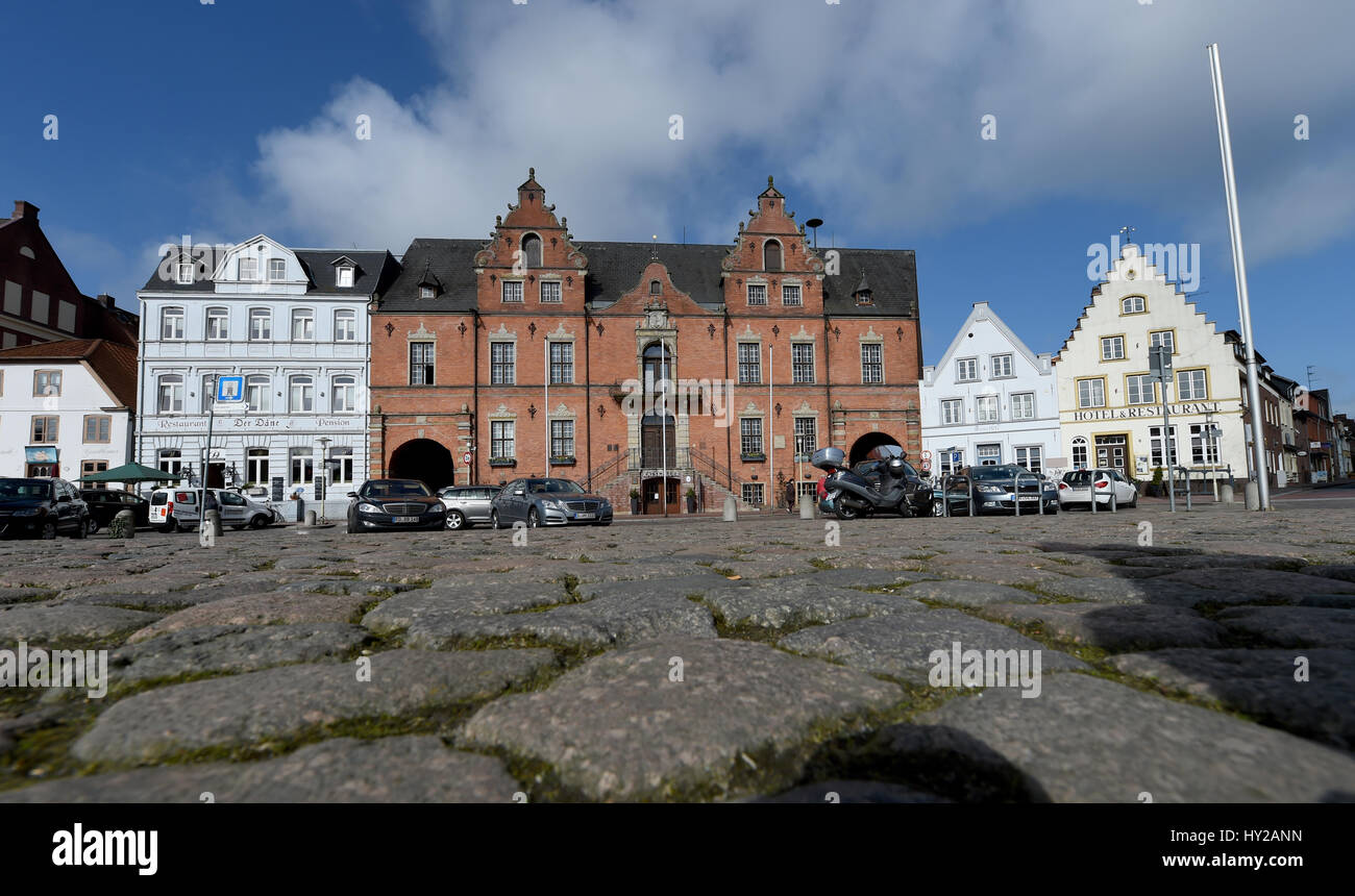Glueckstadt, Germany. 15th Mar, 2017. View of the market square and the town hall (C) of Glueckstadt, Germany, 15 March 2017. The town celebrated its 400th anniversary with a festival on 25 March. Photo: Carsten Rehder/dpa/Alamy Live News Stock Photo
