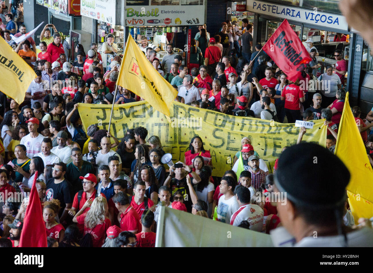 Brasilia, Brazil. 31st March, 2017. Protesters gathered for the National Day of Mobilization against outsourcing and pension reform, on Friday (31), followed in march for road pilot plan with banners and placards and disutebuted pamphlets calling for a general strike on 28/04 in Brasilia, DF. (P: Demétrius ius Abrahão/Fotoarena) Credit: Foto Arena LTDA/Alamy Live News Stock Photo