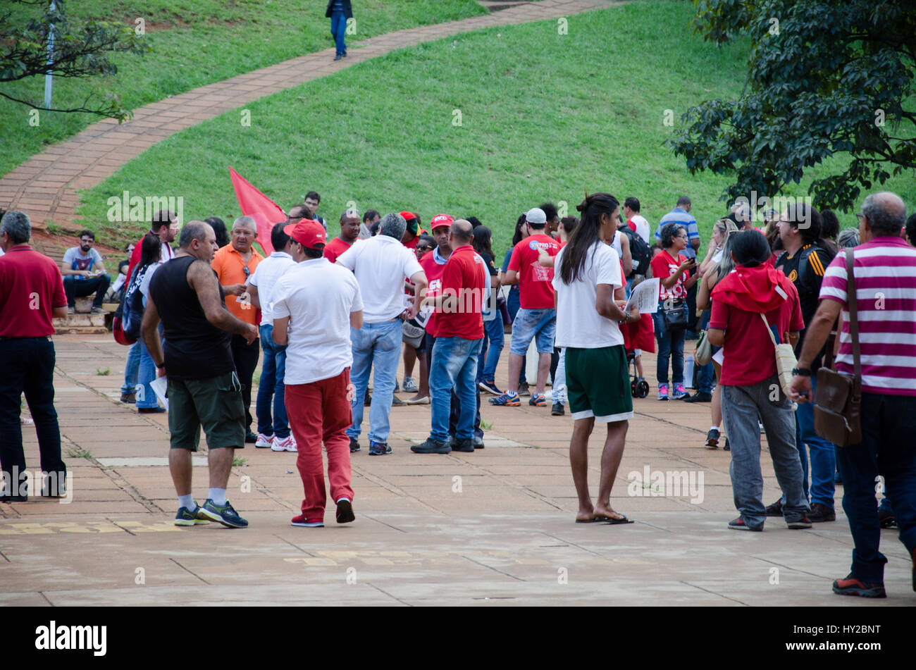 Brasilia, Brazil. 31st March, 2017. Just over 200 protesters gathered outside the CUT on Friday (31) for the National Day of Mobilization against outsourcing, pension reform and calling general strike for the day 28/04 in Brasilia, DF. (Photo: Demétrius Abrahão/Fotoarena) Credit: Foto Arena LTDA/Alamy Live News Stock Photo