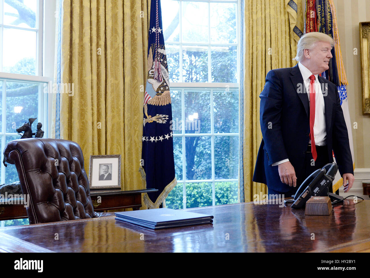 President donald trump stands hi-res stock photography and images - Alamy