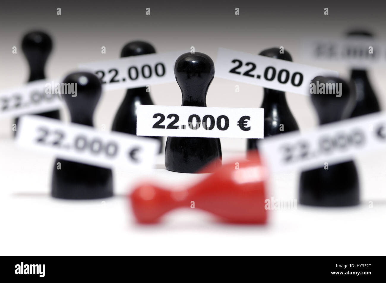 Figures with 22.000-EUR sign, present pro-head indebtedness in Germany,  Figuren mit 22.000 EUR-Schild, derzeitige Pro-Kopf-Verschuldung in  Deutschland Stock Photo - Alamy