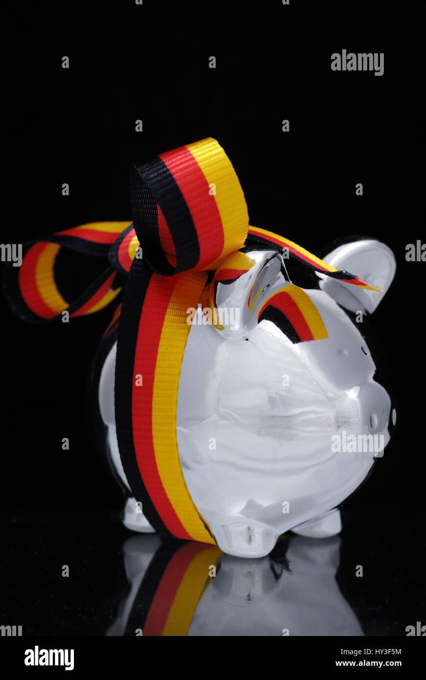 Piggy bank with Germany loop, German savings package, Sparschwein mit Deutschland-Schleife, deutsches Sparpaket Stock Photo