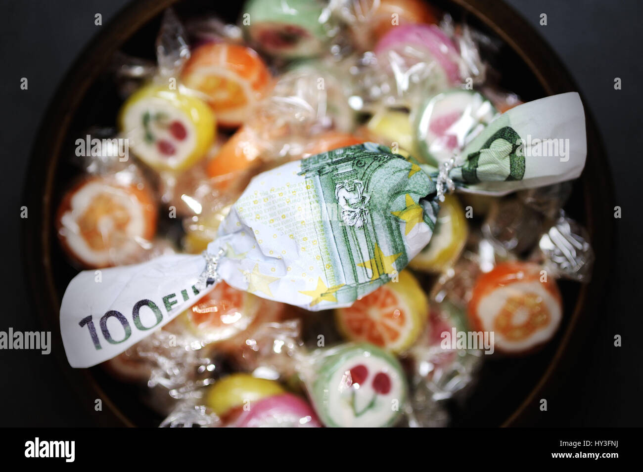 Sweet in euro-light hundred muffled, bonus payments, Bonbon in Hundert-Euro-Schein eingewickelt, Bonuszahlungen Stock Photo