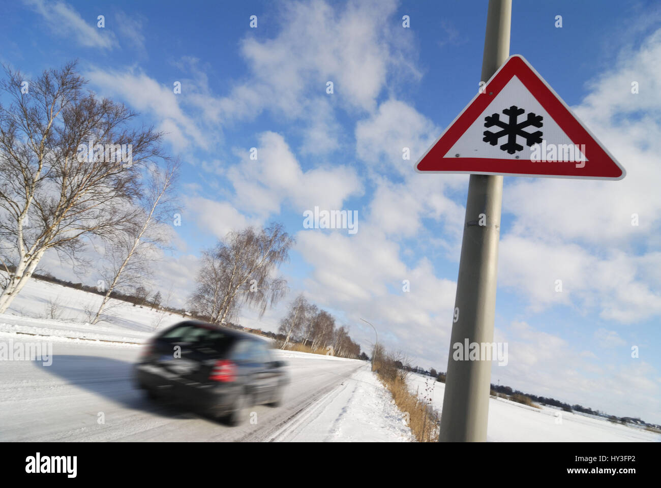 Achtung Schnee Glatteis Gefahr mit Auto Rutschen Stock Vector