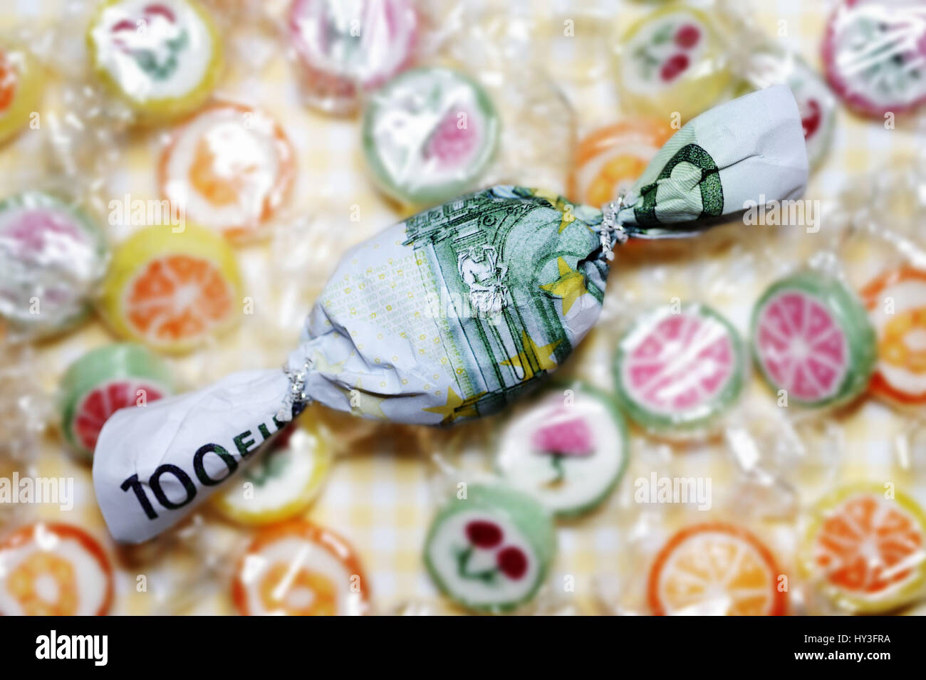 Sweet in euro-light hundred muffled, bonus payments, Bonbon in Hundert-Euro-Schein eingewickelt, Bonuszahlungen Stock Photo