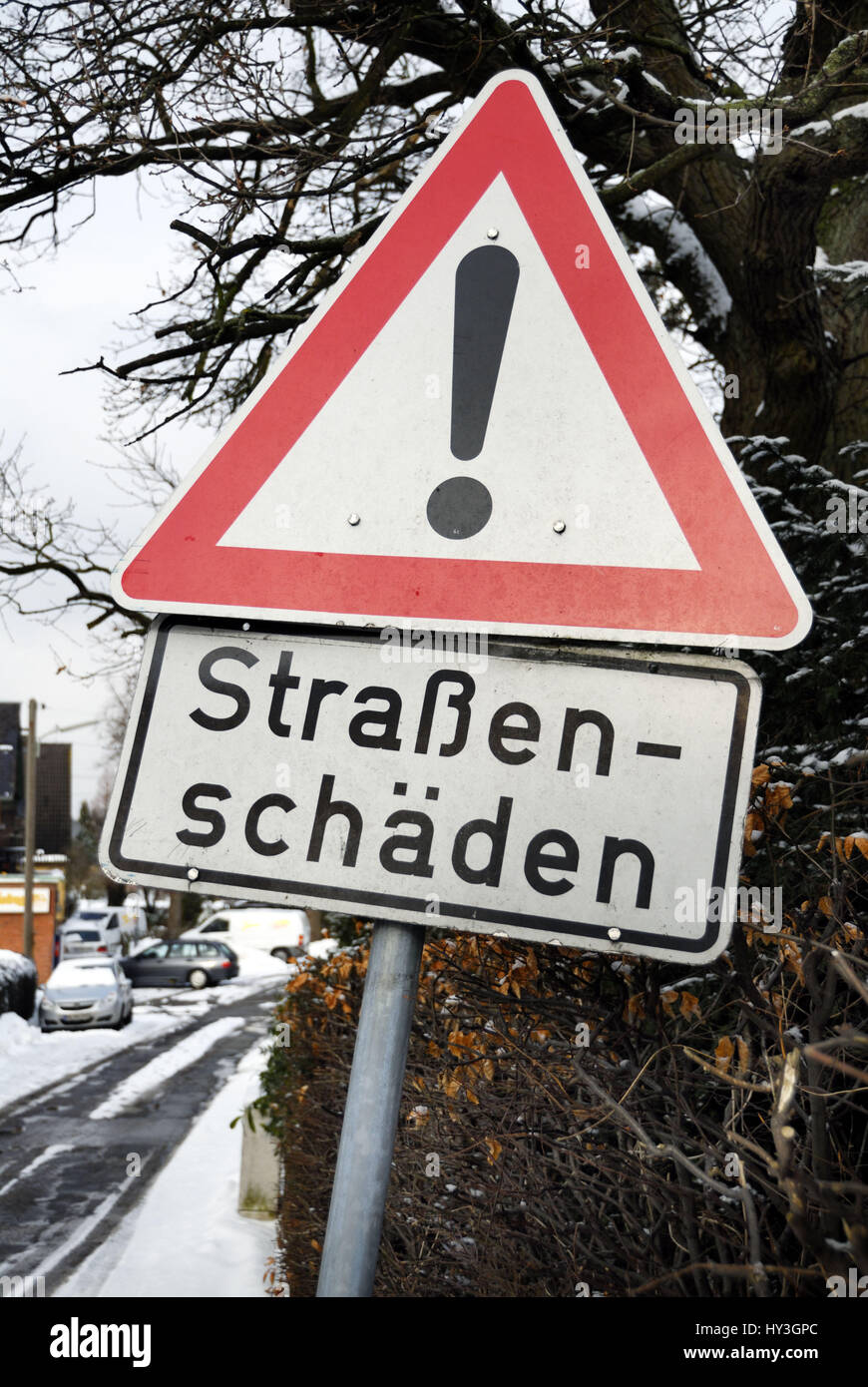 Hard winter: Road sign street damages, Harter Winter: Verkehrsschild Straßenschäden Stock Photo