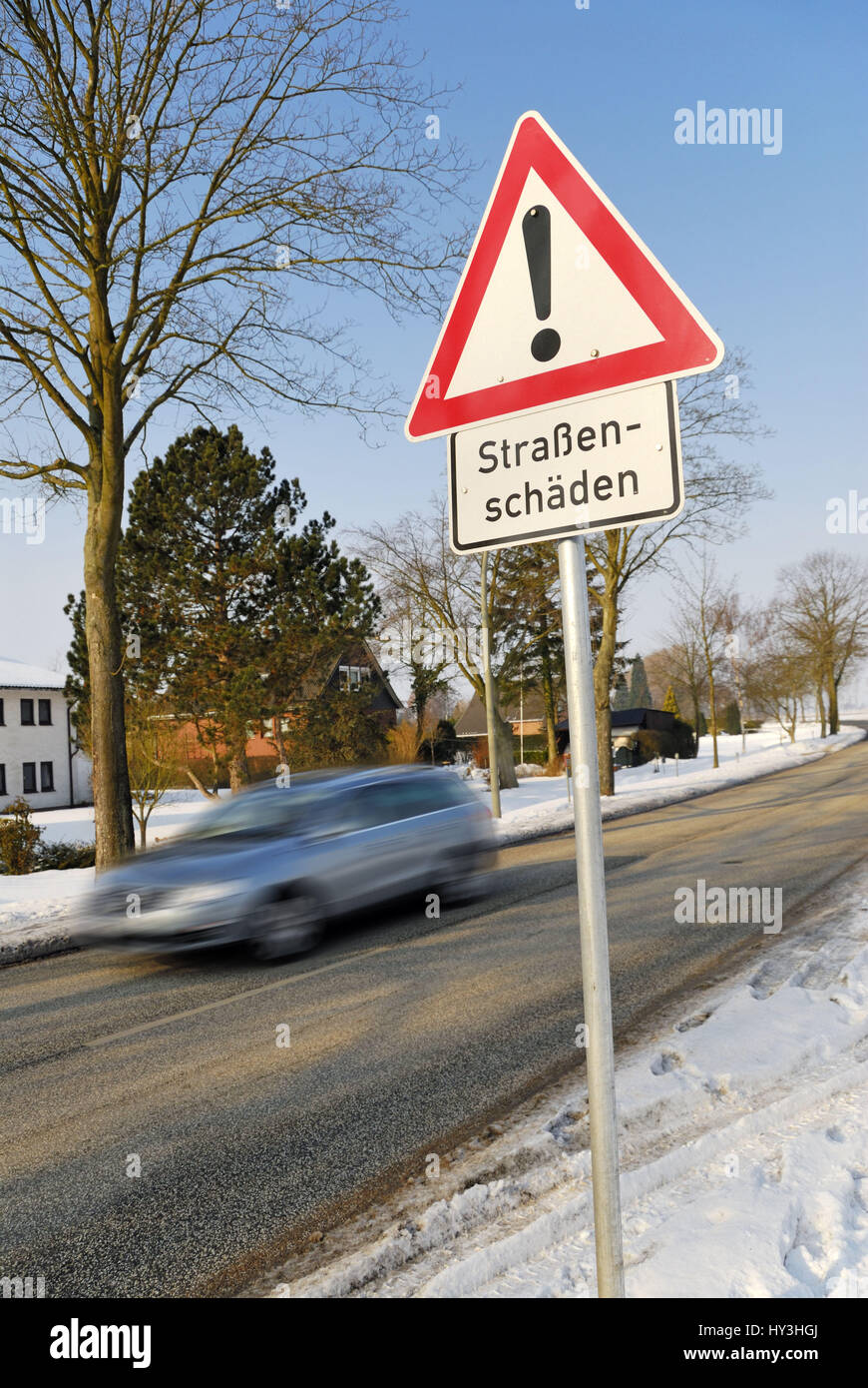 Hard winter: Road sign street damages, Harter Winter: Verkehrsschild Straßenschäden Stock Photo