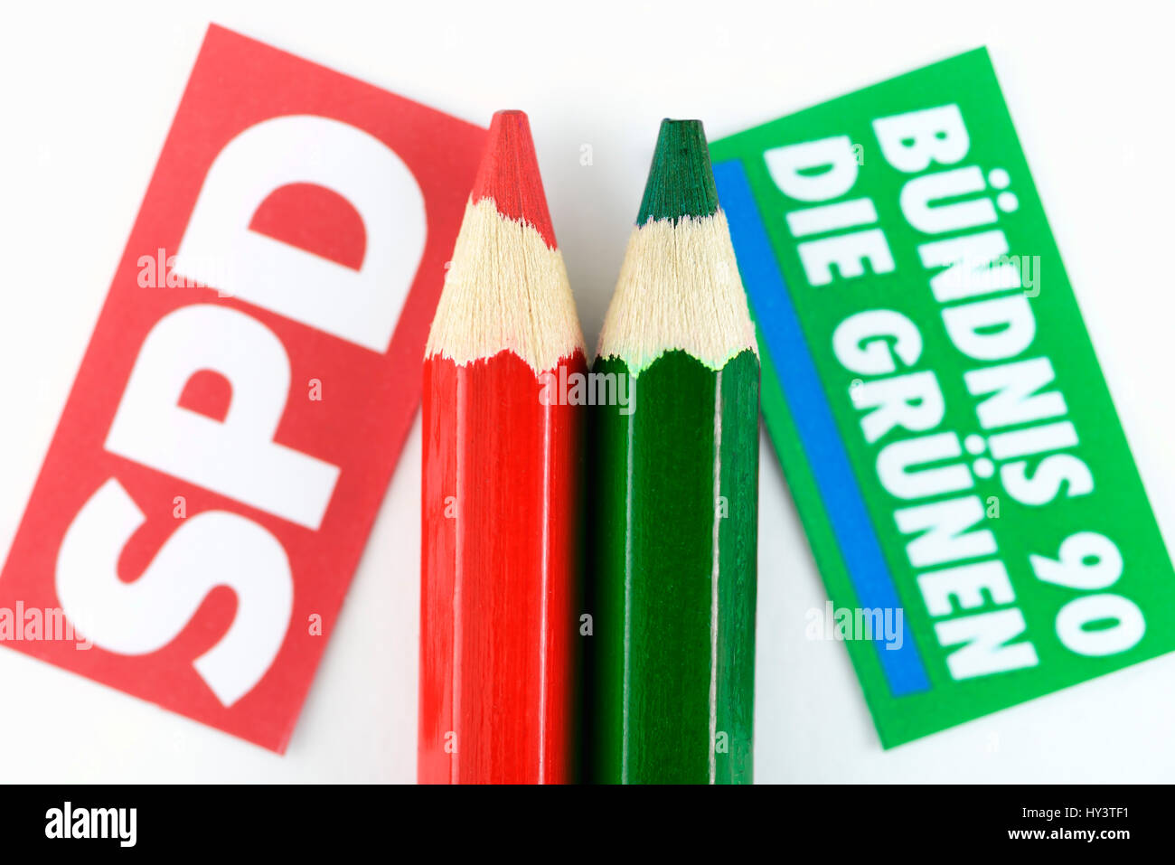 Red and green coloured pencil and party logo of SPD and Green, symbolic photo for red-and-green coalition, Roter und grüner Buntstift und Parteilogo v Stock Photo