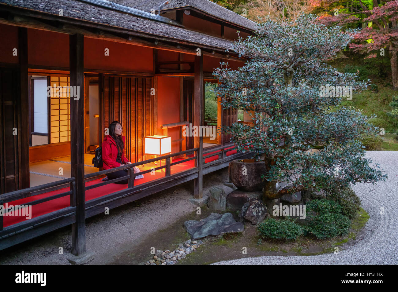 Japanese woman kneeling hi-res stock photography and images - Alamy