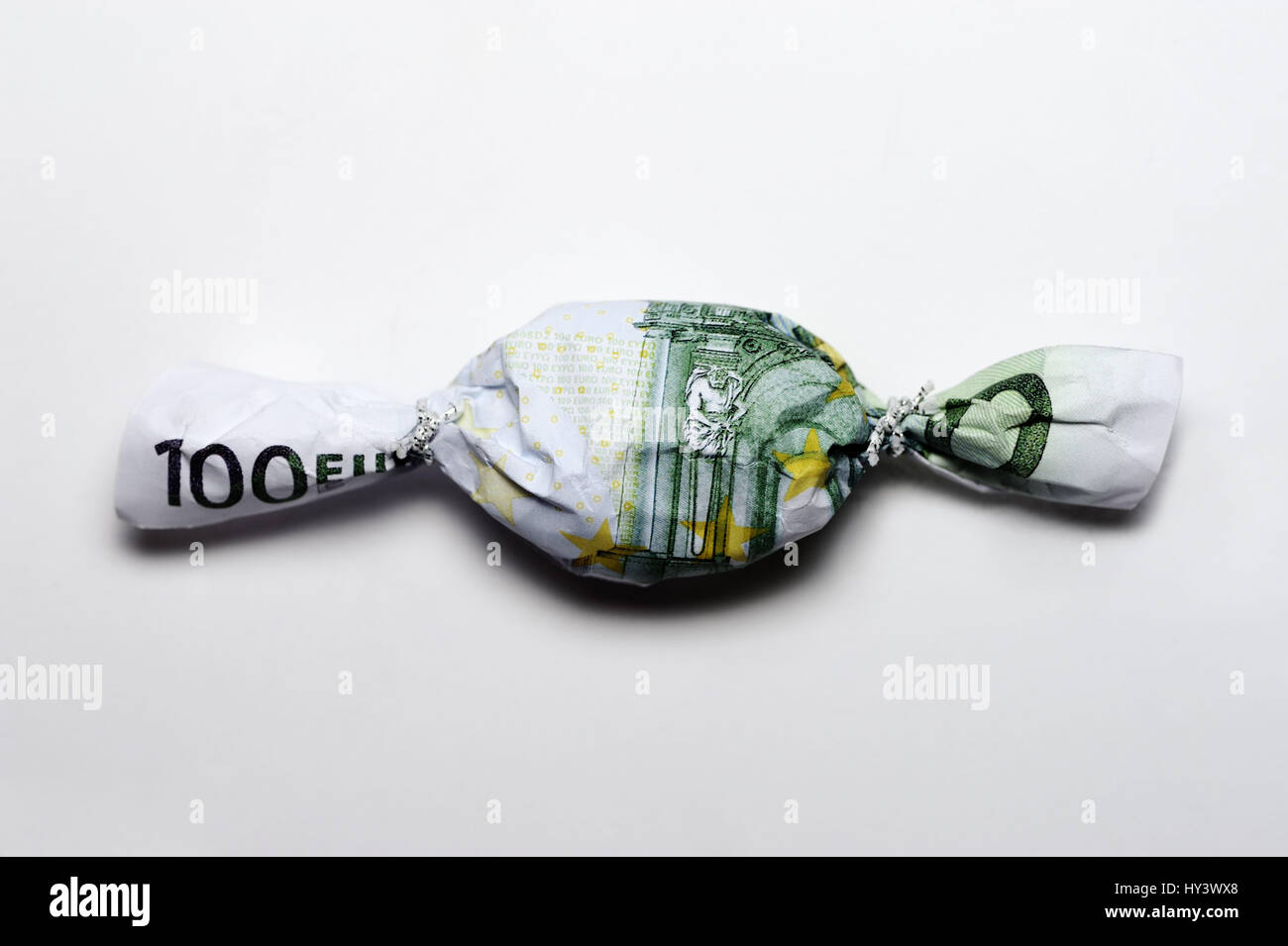 Sweet in euro-light hundred muffled, bonus payments, Bonbon in Hundert-Euro-Schein eingewickelt, Bonuszahlungen Stock Photo