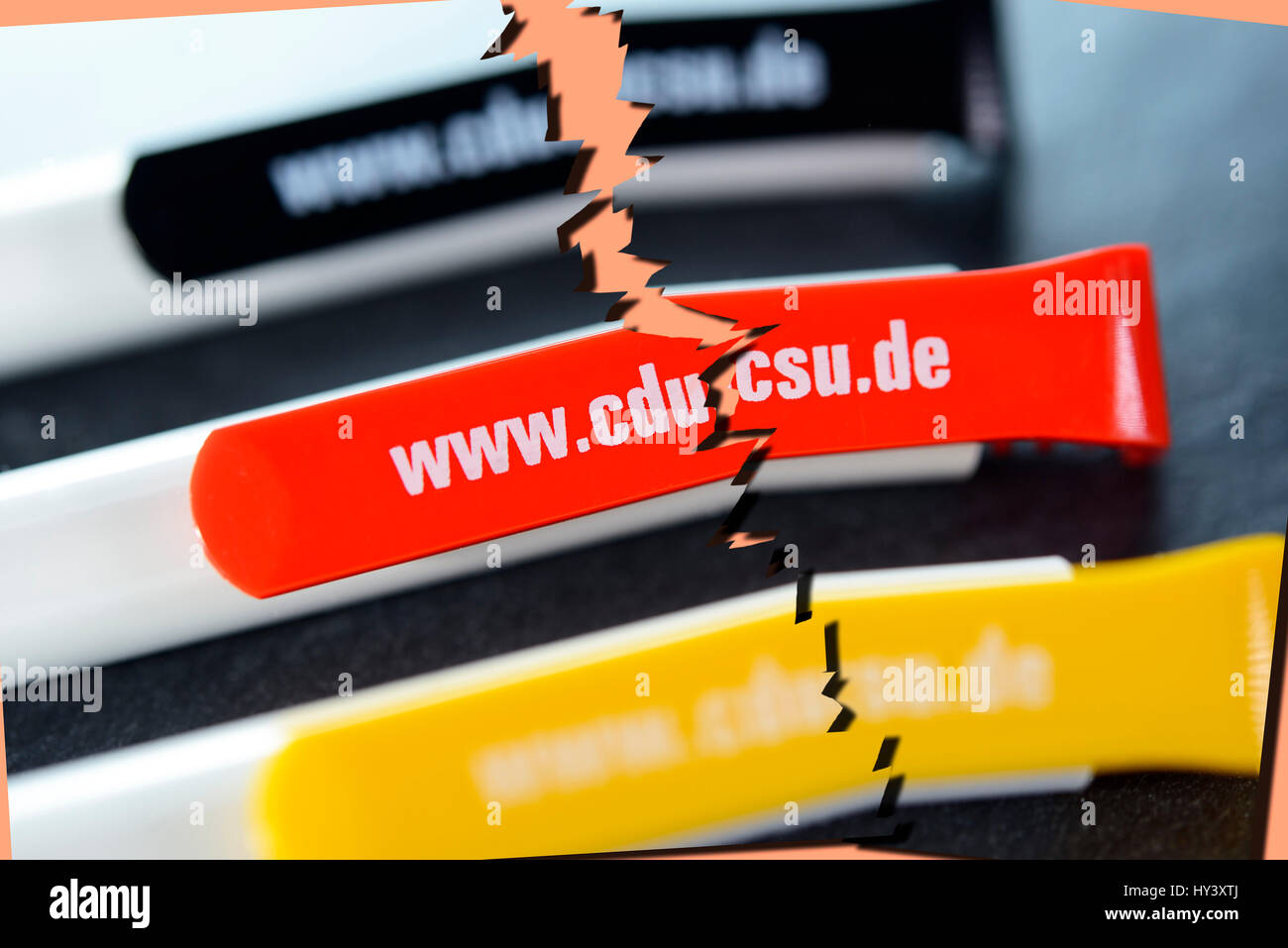 Ballpoint pen with stroke of the CDU / CSU with tear, quarrel under the sister parties, Kugelschreiber mit Schriftzug der CDU/CSU mit Riss, Streit unt Stock Photo