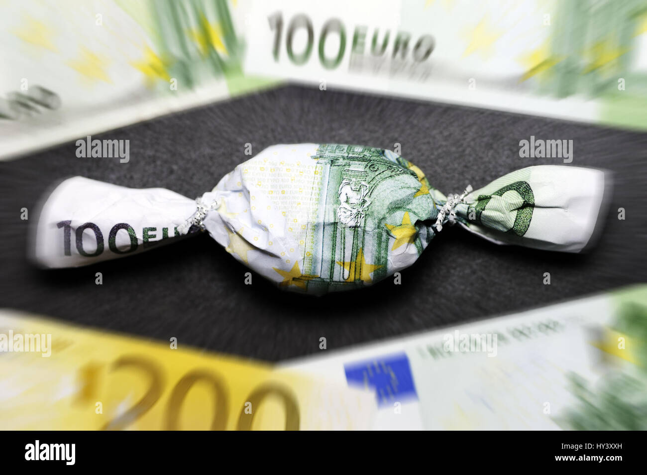 Sweet in euro-light hundred muffled, bonus payments, Bonbon in Hundert-Euro-Schein eingewickelt, Bonuszahlungen Stock Photo