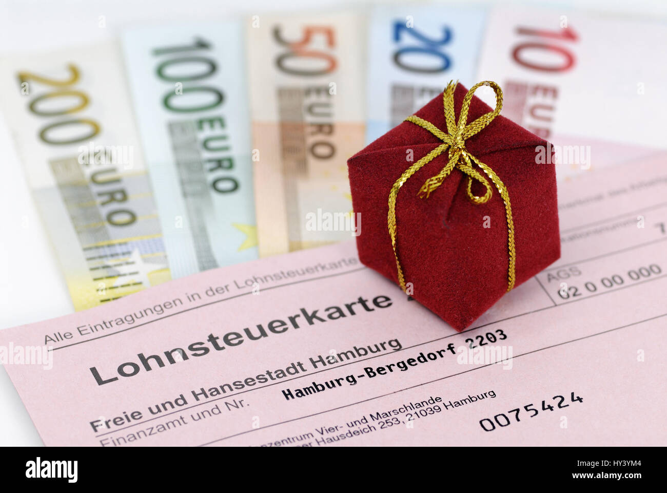 Wage tax card, present and bank notes, symbolic photo tax present, Lohnsteuerkarte, Geschenk und Geldscheine, Symbolfoto Steuergeschenk Stock Photo