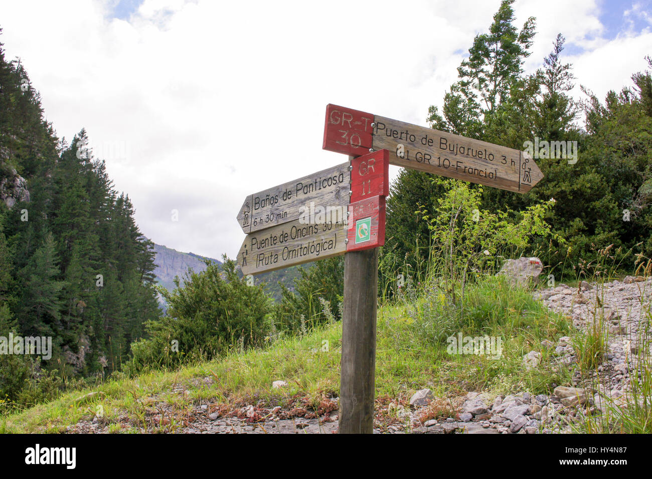 Signpost directing walkers along the GR11 in the Spanish Pyrenees, near to the campsite at Bujaruelo, pointing to the mountain pass to France Stock Photo