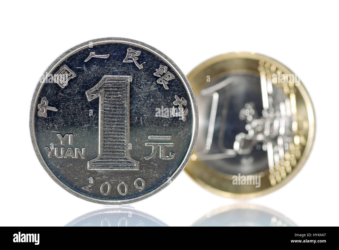 One-yuan coin, Chinese currency, before an euro-coin one, economic development in China and Europe, Ein-Yuan-Muenze , chinesische Waehrung,  vor einer Stock Photo