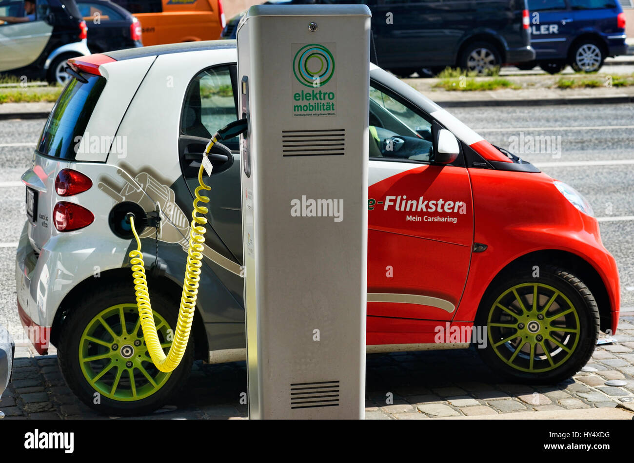 Electric car in the loading station in Hamburg, Germany, Europe, Elektroauto  an der Ladestation in Hamburg, Deutschland, Europa Stock Photo - Alamy