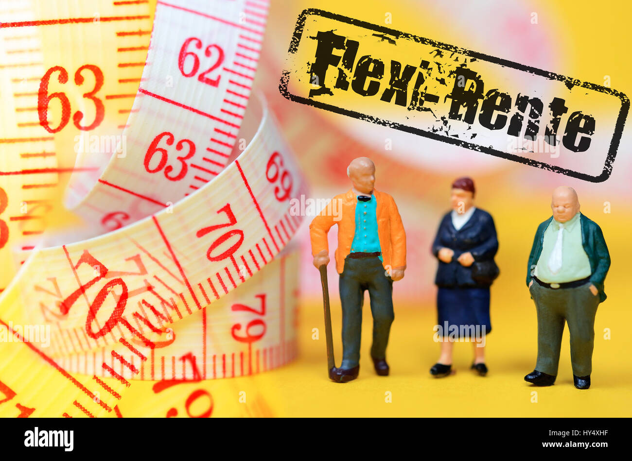 Senior citizens and dimension tape, symbolic photo Flexi pension, Senioren und Ma?band, Symbolfoto Flexi-Rente Stock Photo