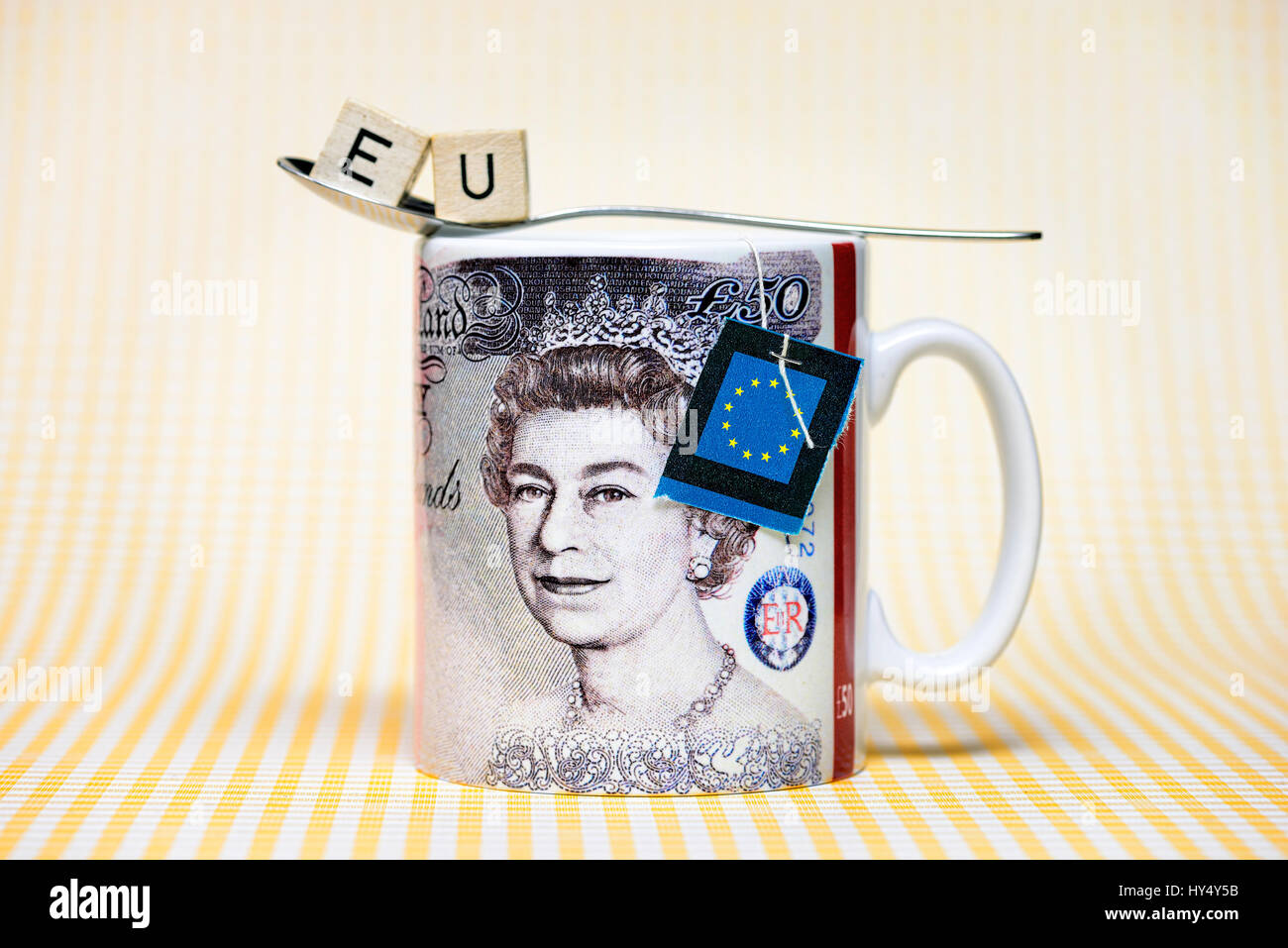 Teacup with English queen and EU flag, symbolic photo EU referendum, Teetasse mit englischer Queen und EU-Fahne, Symbolfoto EU-Referendum Stock Photo