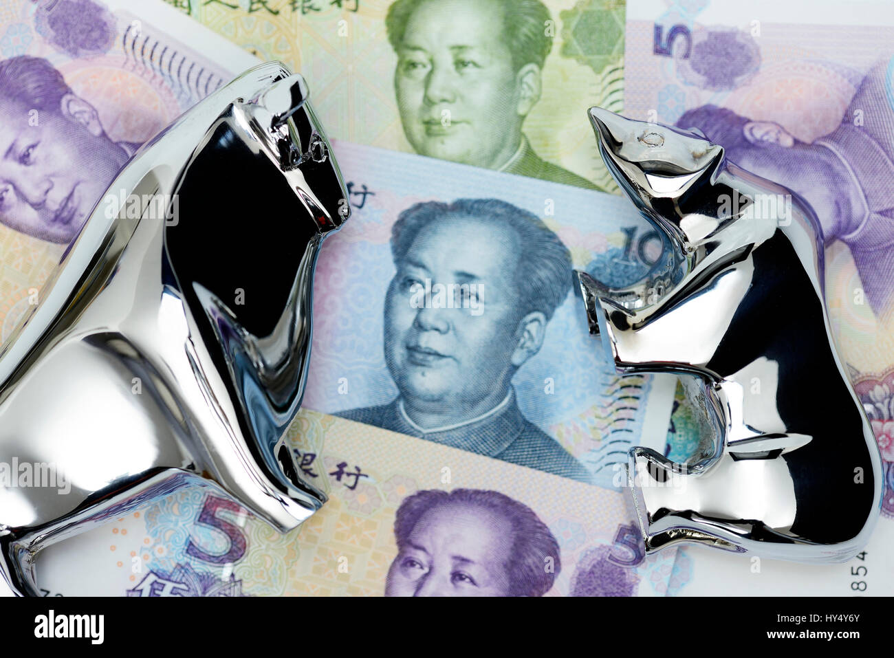 Stock market symbol bull and bear on Chinese bank notes, stock market fluctuations in China, Boersensymbol Bulle und Baer auf chinesischen Geldscheine Stock Photo