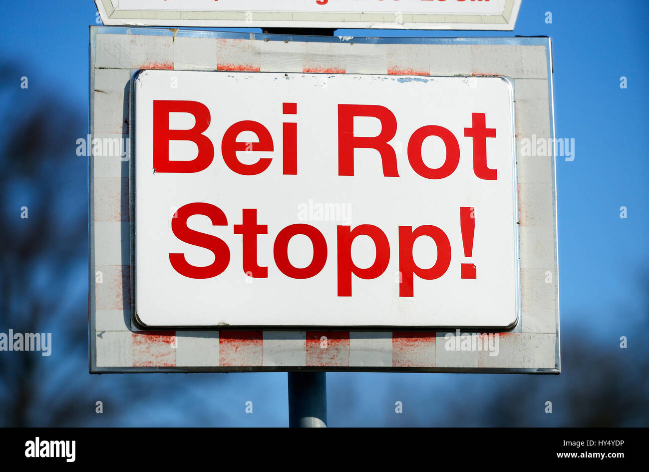 Sign with Red stop!, Schild Bei Rot Stopp! Stock Photo