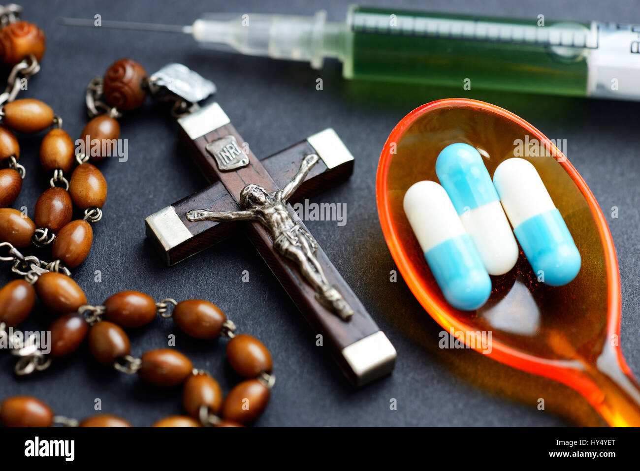 Cross, tablets and syringe, symbolic photo Sterbehilfe, Kreuz, Tabletten und Spritze, Symbolfoto Sterbehilfe Stock Photo
