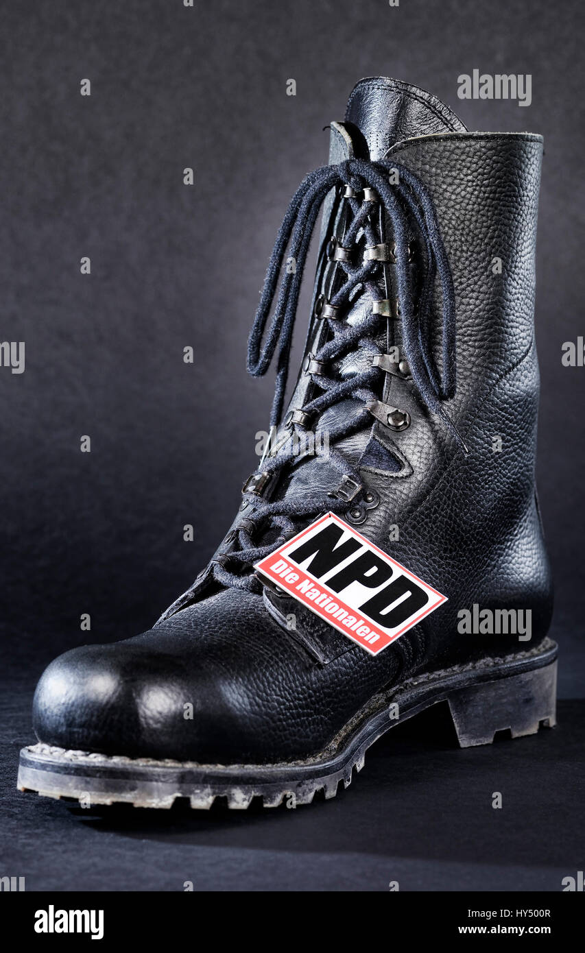 Jumper's boot with NPD logo, symbolic photo ban procedure NPD,  Springerstiefel mit NPD-Logo, Symbolfoto NPD-Verbotsverfahren Stock Photo -  Alamy