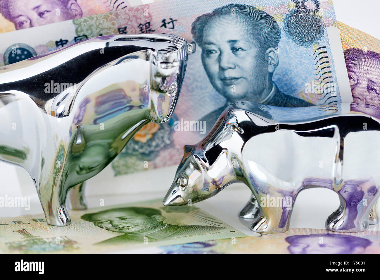 Stock market symbol bull and bear before Chinese bank notes, stock market fluctuations in China, Boersensymbol Bulle und Baer vor chinesischen Geldsch Stock Photo