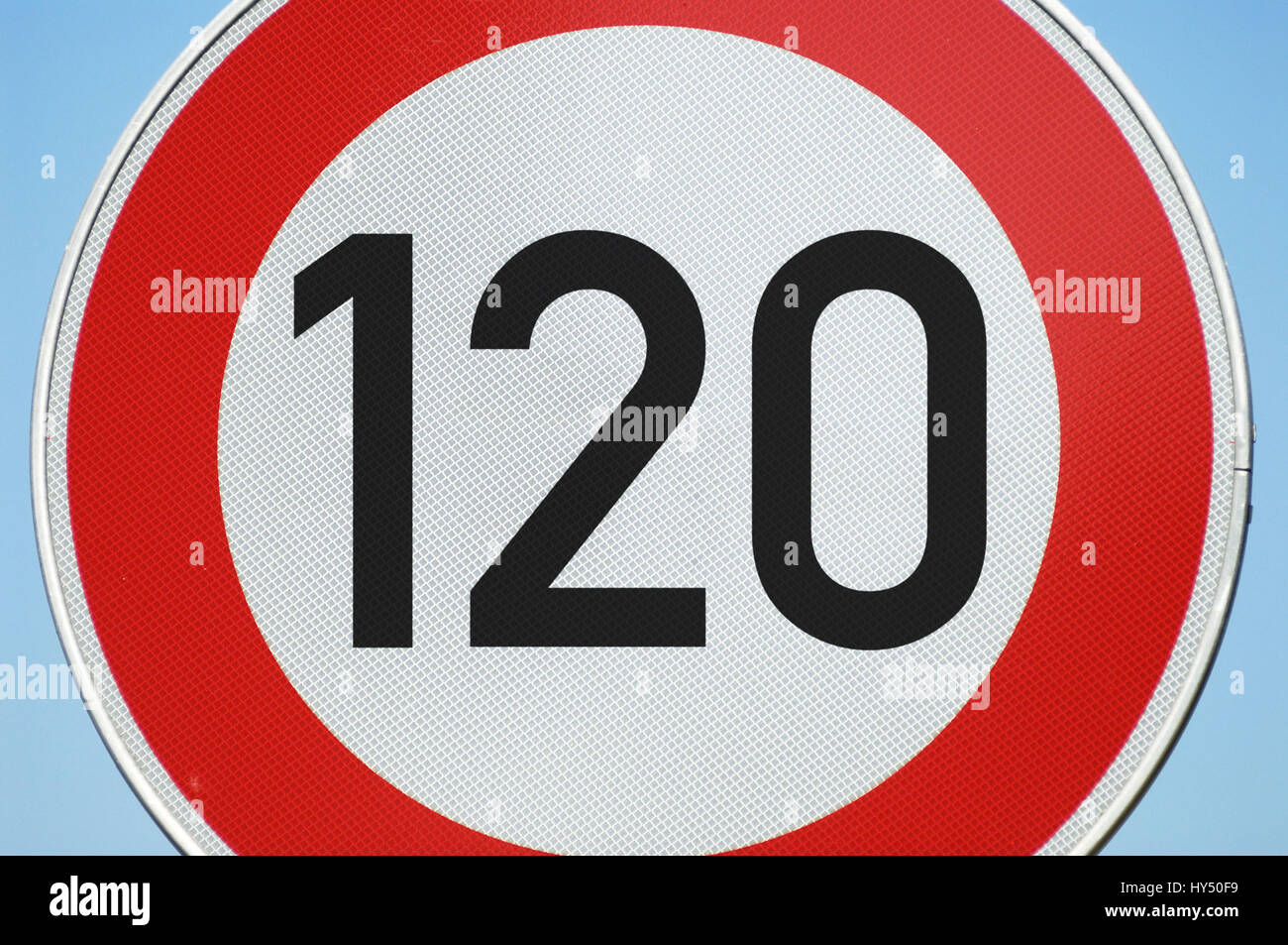 Speed limitation 120 km/h, Geschwindigkeitsbegrenzung 120 km/h Stock Photo