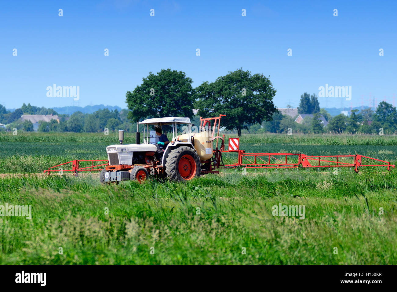 Application of plant protection agents on a field in Hamburg, Germany, Einsatz von