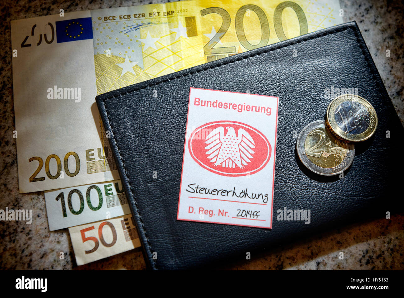 Security seal with federal eagle on change purse, symbolic photo tax rise, Pfandsiegel mit Bundesadler auf Geldboerse, Symbolfoto Steuererhoehung Stock Photo