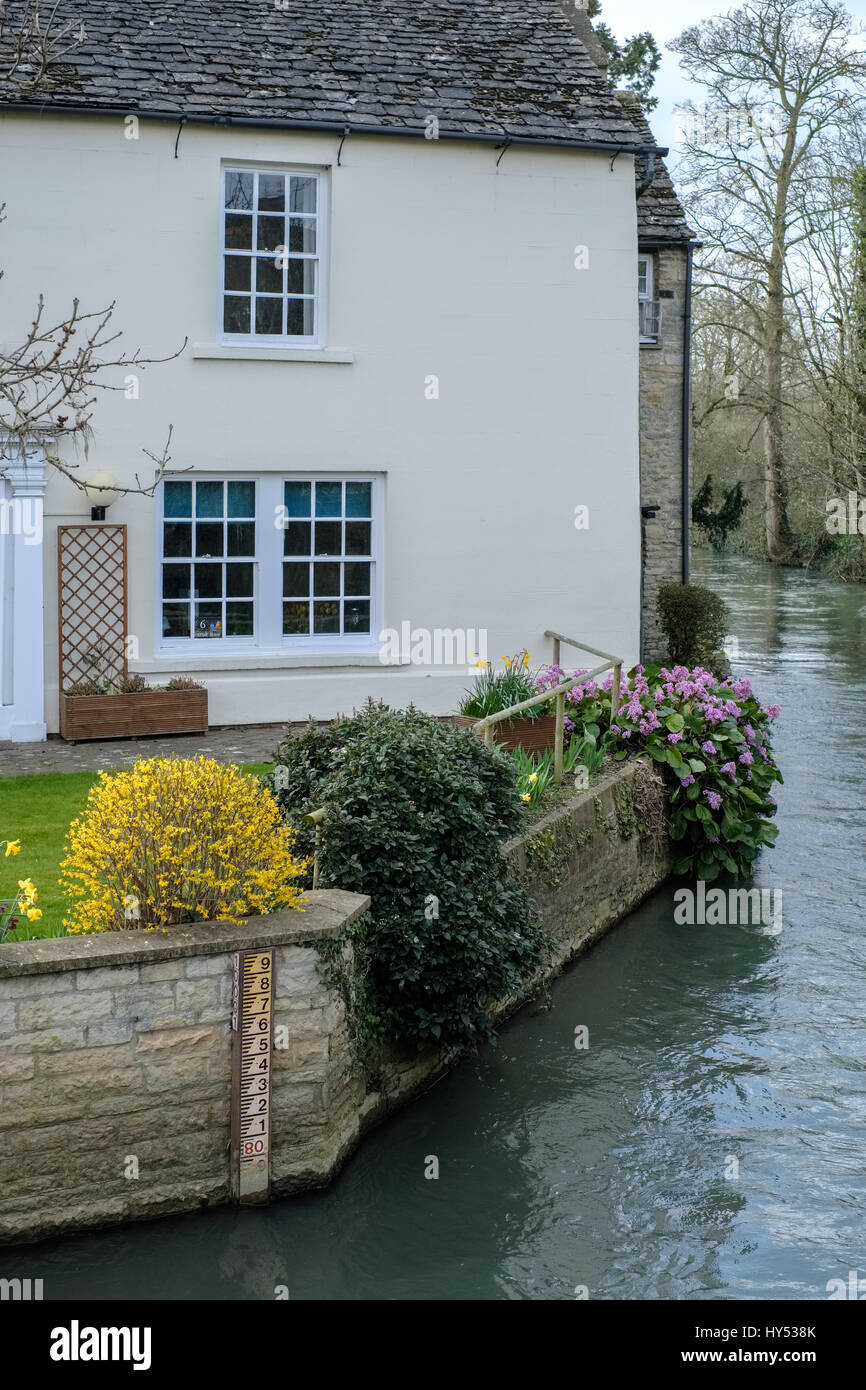 Picturesque Cottage beside the River Windrush in Witney Stock Photo Alamy