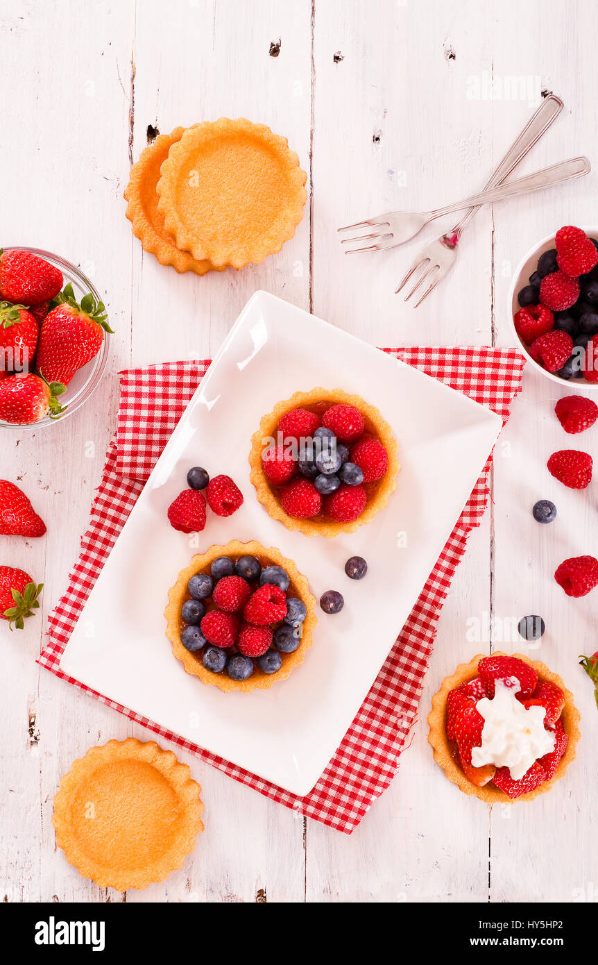 Sponge tartlets hi-res stock photography and images - Alamy