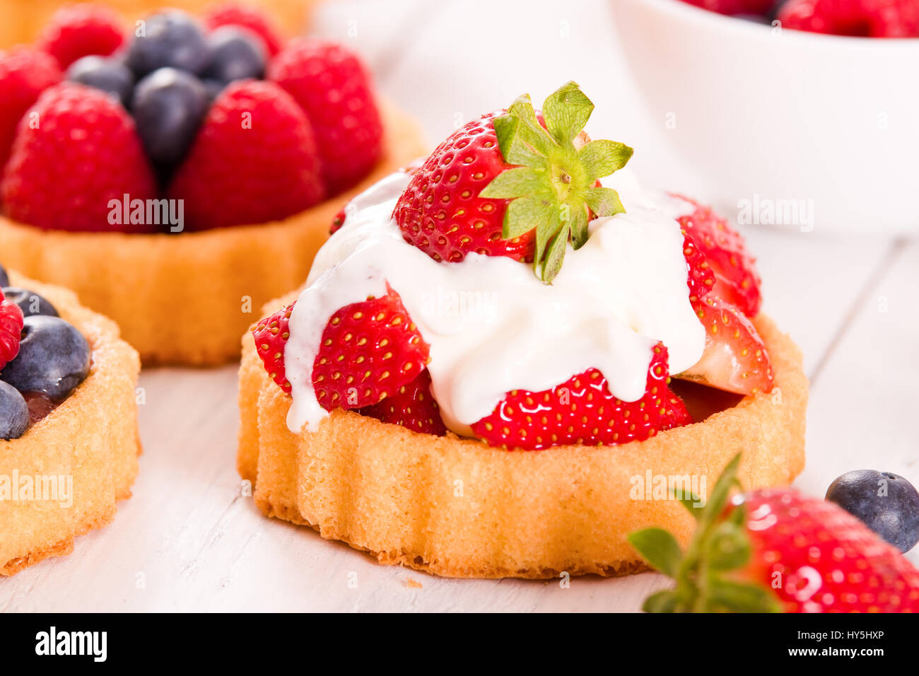 Sponge tartlets hi-res stock photography and images - Alamy