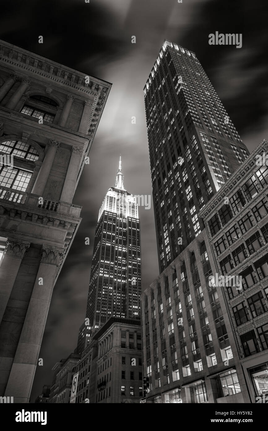 Empire State Building at night from 5th Avenue in Black & White. Manhattan, New York City Stock Photo