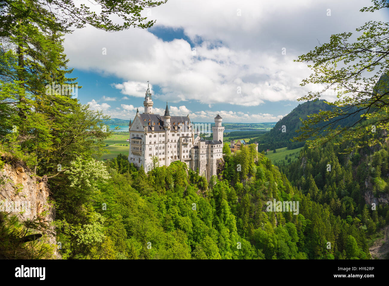 Picturesque nature landscape with Neuschwanstein Castle. Bavaria ...
