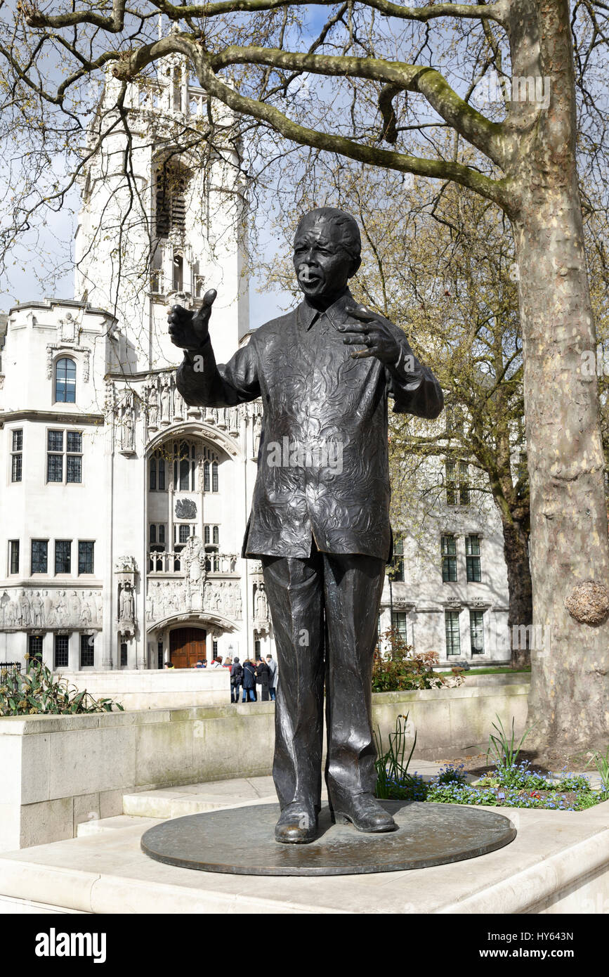 The statue of Nelson Mandela in Parliament Square, London Stock Photo