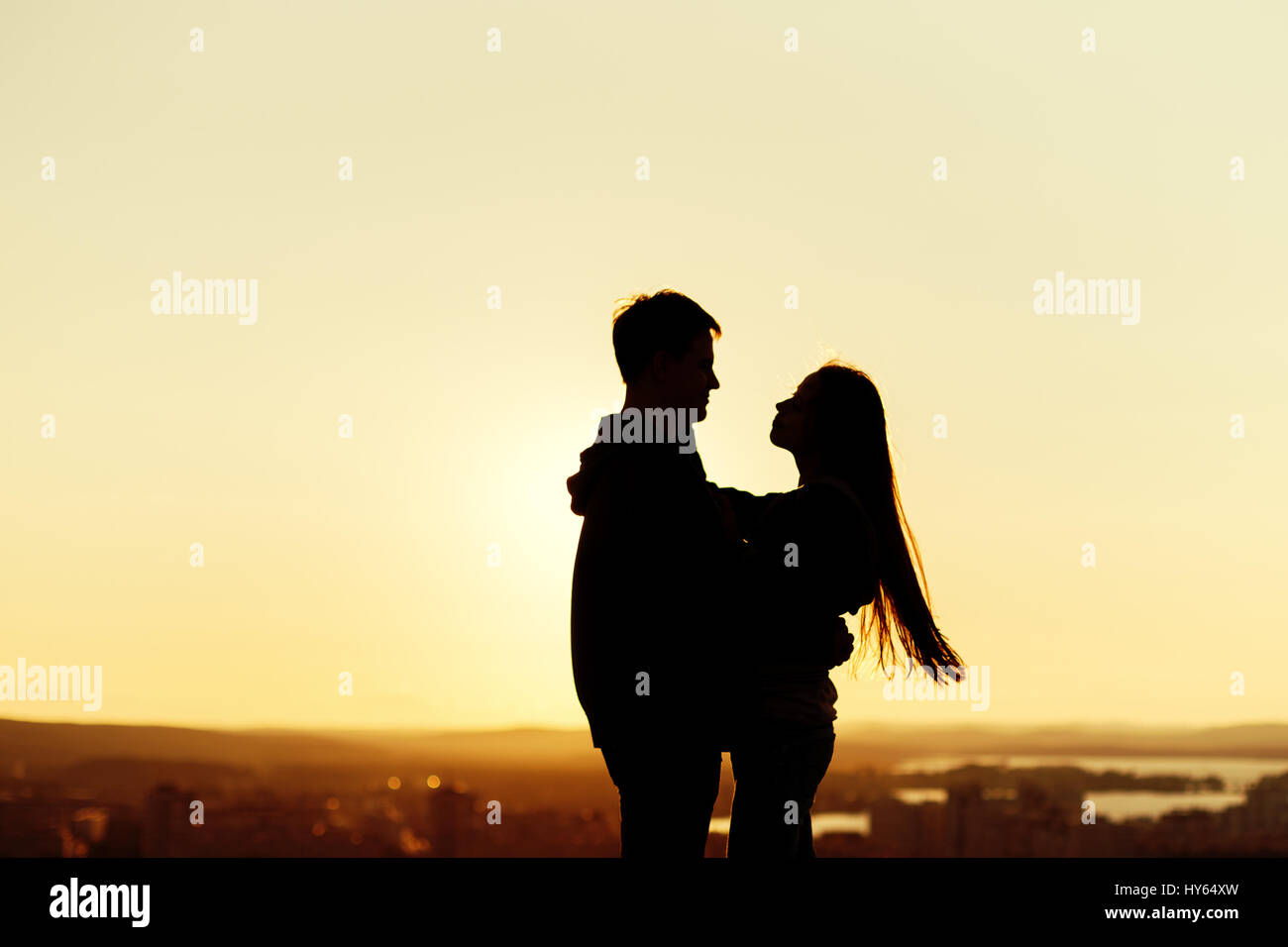Couple embracing silhouette hi-res stock photography and images - Alamy