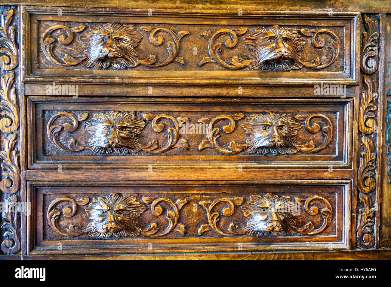 Lion head drawer pulls hi-res stock photography and images - Alamy
